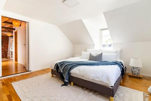 a bedroom with a bed with a blue blanket at Fully Equipped Apartment Close to Malmö & Copenhagen in Vellinge