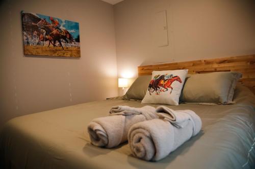 Un dormitorio con una cama con toallas. en Cozy Pool & Hot Tub Retreat by Casino, en Charles Town