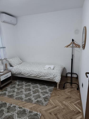 Ένα ή περισσότερα κρεβάτια σε δωμάτιο στο Apartman Lidija