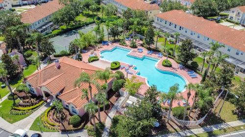 Una vista aérea de una piscina en un resort. en Luxury & Comfy Family Gem near Disney with Pool and Gym, en Kissimmee