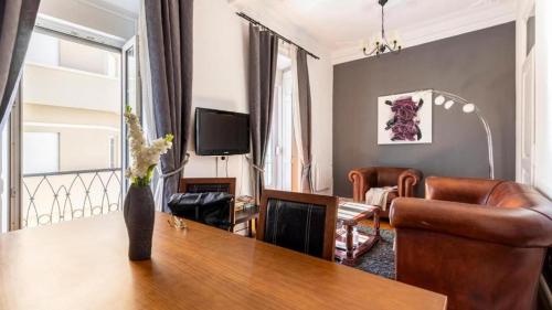 Modern 2-Bed Apartment - Heart of Downtown Lisbon
