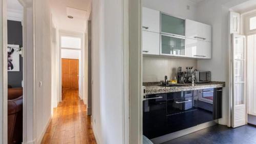Modern 2-Bed Apartment - Heart of Downtown Lisbon