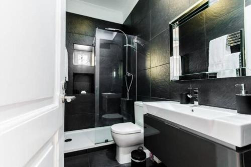 Modern 2-Bed Apartment - Heart of Downtown Lisbon