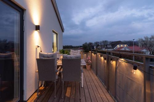 Ein Balkon oder eine Terrasse in der Unterkunft Modern Beachy Home with Terrace Charm First Floor