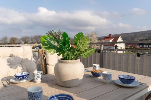 Ein Balkon oder eine Terrasse in der Unterkunft Modern Beachy Home with Terrace Charm First Floor