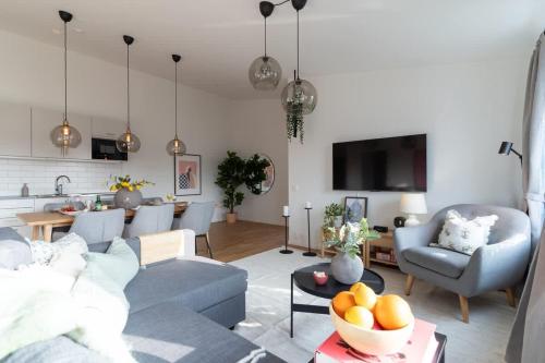 Un lugar para sentarse en Youthful 3BR Flat with Balcony and Hobby Game Board