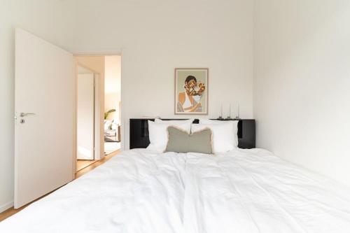 Una cama o camas en una habitación de Youthful 3BR Flat with Balcony and Hobby Game Board