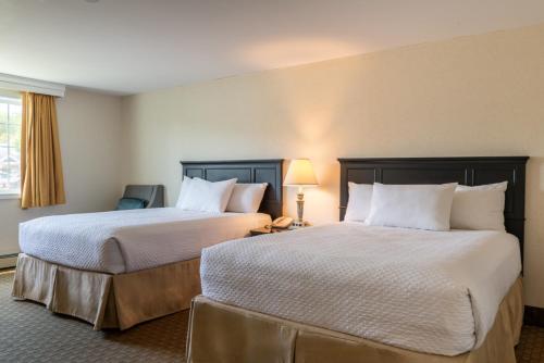 Postel nebo postele na pokoji v ubytování Ogunquit Hotel and Suites