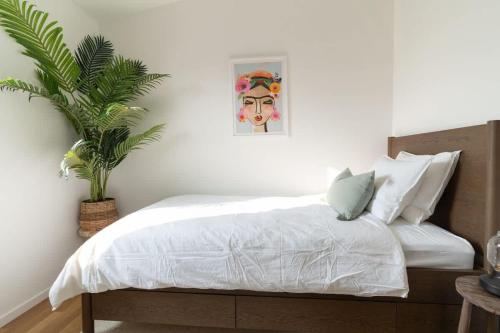 Una cama o camas en una habitación de Youthful 3BR Flat with Balcony and Hobby Game Board