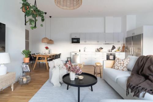 Un lugar para sentarse en Spacious Home with Workspace and Cozy Balcony