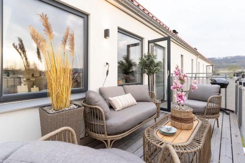 Un lugar para sentarse en Spacious Home with Workspace and Cozy Balcony
