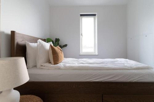 Una cama o camas en una habitación de Spacious Home with Workspace and Cozy Balcony