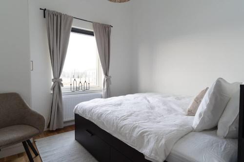 Una cama o camas en una habitación de Spacious Home with Workspace and Cozy Balcony