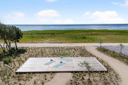 an overhead view of a table with the ocean in the background at 1173-Ringkobing-Jagtvej-34-C-lejl-4 in Ringkøbing