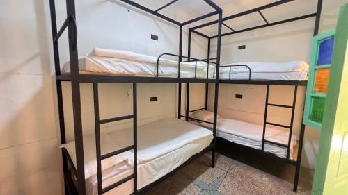 a couple of bunk beds in a room at 里院 Daoudiate courtyard in Marrakech