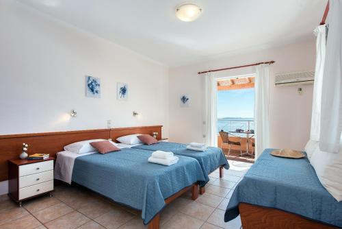 巴尔巴蒂Corfushell Resort Hotel apart的海景卧室内的两张床