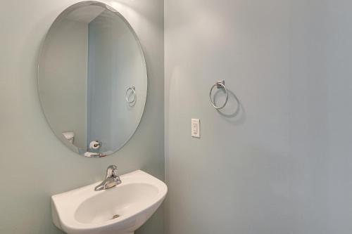 Bilik mandi di 6 Mi to Dtwn Raleigh Townhome with Fenced Patio!