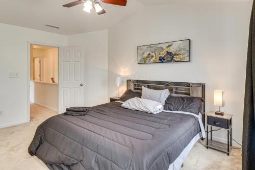 Katil atau katil-katil dalam bilik di 6 Mi to Dtwn Raleigh Townhome with Fenced Patio!