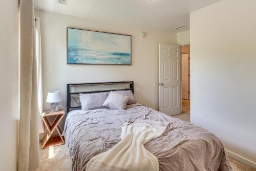 Katil atau katil-katil dalam bilik di 6 Mi to Dtwn Raleigh Townhome with Fenced Patio!