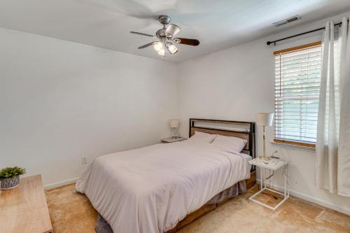 Katil atau katil-katil dalam bilik di 6 Mi to Dtwn Raleigh Townhome with Fenced Patio!