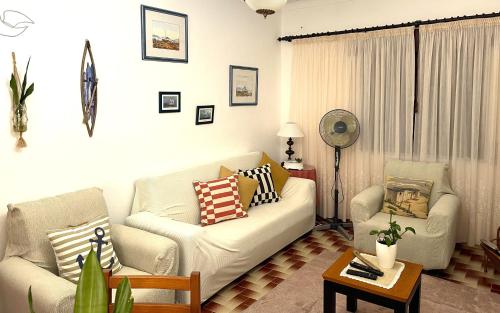 un soggiorno con due divani e un tavolo di CASA DAS MARÉS MILFONTES by Stay in Alentejo a Vila Nova de Milfontes