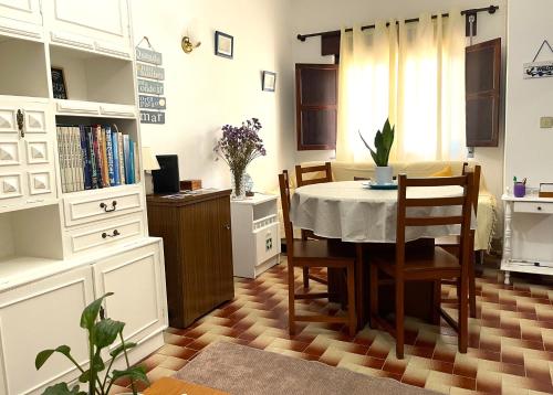 una sala da pranzo con tavolo e sedie di CASA DAS MARÉS MILFONTES by Stay in Alentejo a Vila Nova de Milfontes