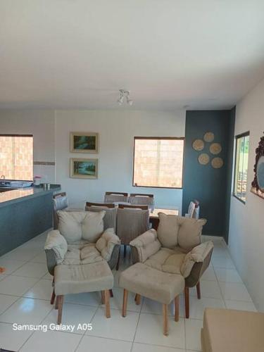 a living room with two chairs and a table at Aconchegante Casa em Gravatá - Casa 05 in Gravatá