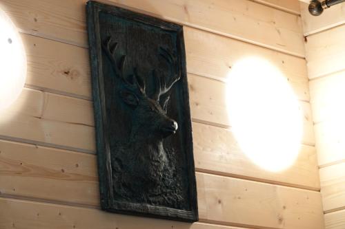 a picture of a deer head on a wall at Jesse's Log Cabin in Norg