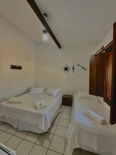 a room with two beds in a room at Pousada Bons Ventos in Paraty