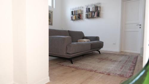 ein Wohnzimmer mit einer Couch und einem Teppich in der Unterkunft Hecate in Mesagne