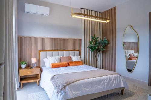 Кровать или кровати в номере NOK Classy 3BR Villa by Vistacana Rentals