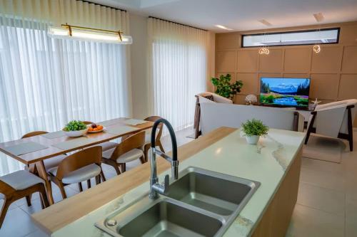 Телевизор и/или развлекательный центр в NOK Classy 3BR Villa by Vistacana Rentals