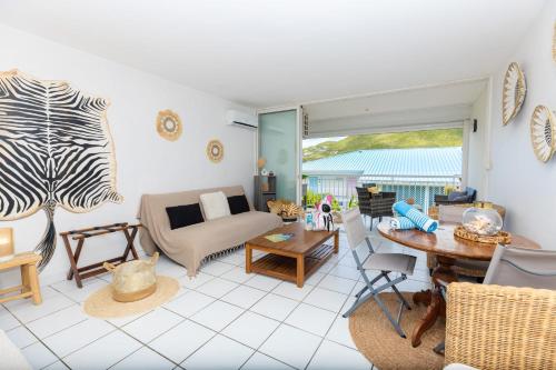 un salon avec un canapé et une table dans l'établissement Jolie Studio Mont Vernon Escape, à Cul de Sac