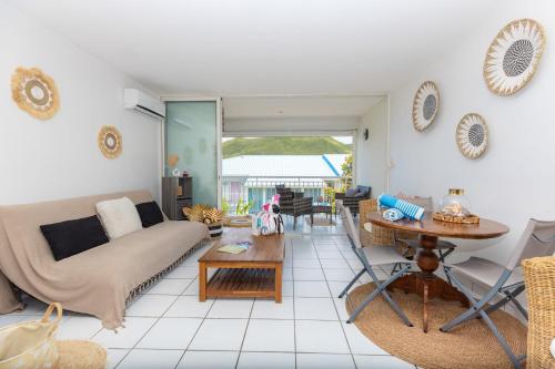 un salon avec un canapé et une table dans l'établissement Jolie Studio Mont Vernon Escape, à Cul de Sac