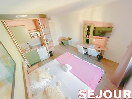 un petit appartement avec une chambre rose et blanche dans l'établissement 5 minutes du Parc de la Villette - Charmant studio, à Pantin