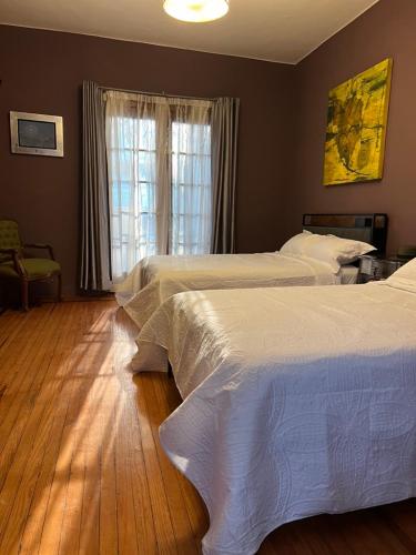 a bedroom with two beds and a window at Habitación Martinique Bed&Breakfast 4 personas en la Condesa in Mexico City