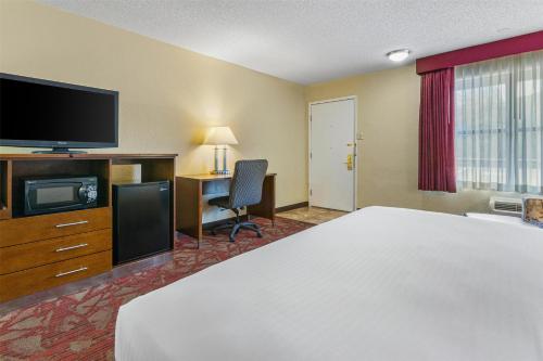 Letto o letti in una camera di Best Western Pine Springs Inn