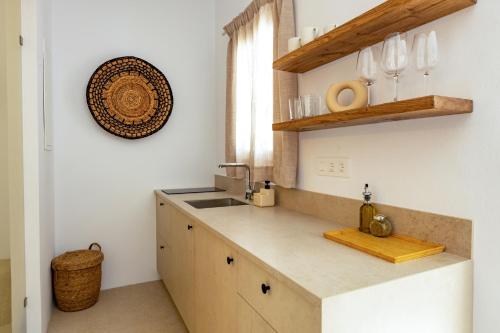 una cucina con un lavello e un bancone di Kyma & Anemos Suites a Naoussa