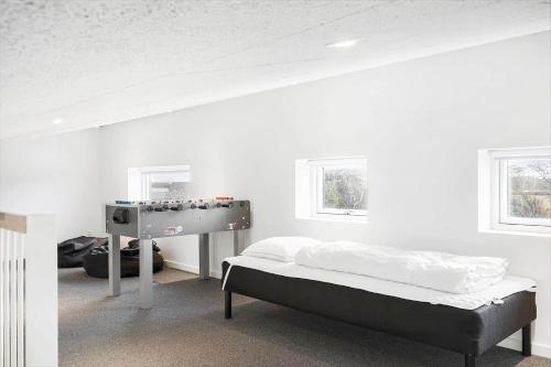 Giường trong phòng chung tại 1158-Ringkobing-Nordsovej-101