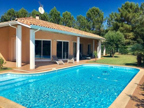 Bazén v ubytování Villa Temara à Soustons Plage , piscine , Golf, Lac Marin nebo v jeho okolí