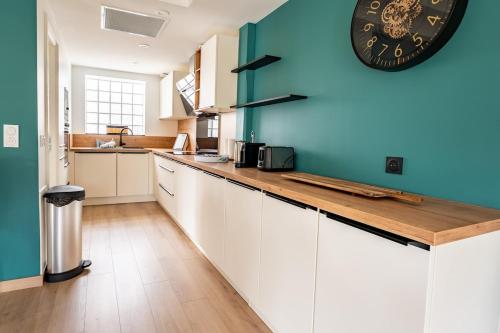 Кухня или мини-кухня в Villa Ravel à Capbreton, piscine et détente
