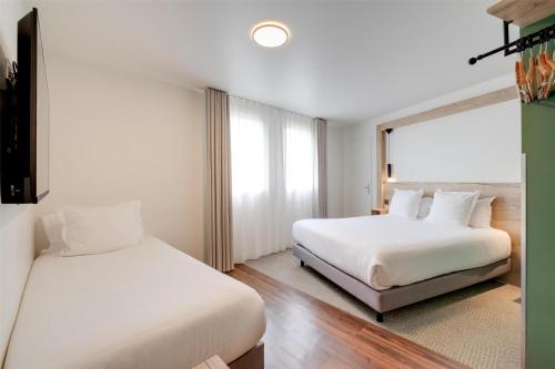 a bedroom with two beds and a window at Best Western Kobalt Annecy Nord - Epagny in Épagny