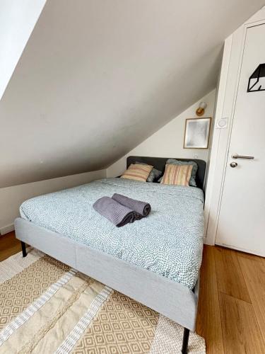 a bed with a hat on it in a bedroom at Soh Rent Strasbourg Studio 2 Tv- Wifi Proche Gare in Strasbourg