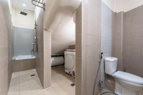 a small bathroom with a toilet and a shower at Vasilis Family House in Ágios Rókkos