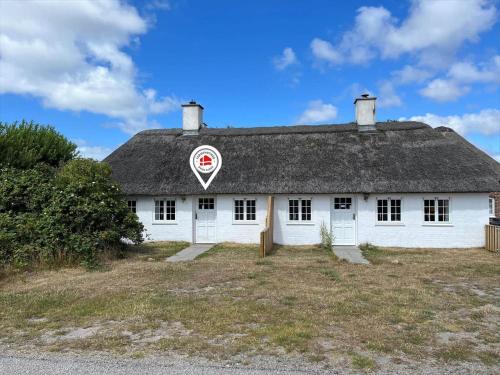 an old white house with a thatched roof at 315-Hvide-Sande-Holmsland-Klitvej-115-vest in Hvide Sande