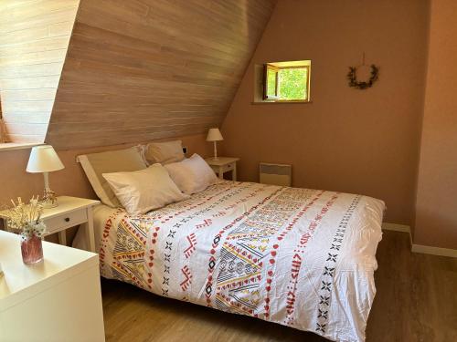 a bedroom with a bed with a wooden headboard at Gîte de charme La Pradelle in Prats-du-Périgord