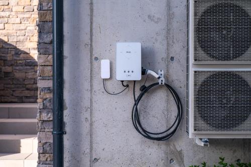 a wall with a hose hooked up to an air conditioner at Vila Roháčka - Luxusná Vila so súkromným wellness a bazénom in Habovka