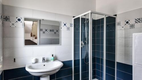 Fonte NuovaにあるLa villa di Arianna - Comfort Houseの洗面台とシャワー付きのバスルーム