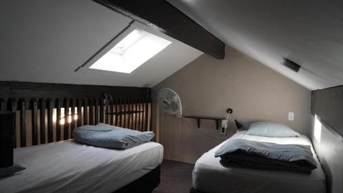 Кровать или кровати в номере Banff International Hostel