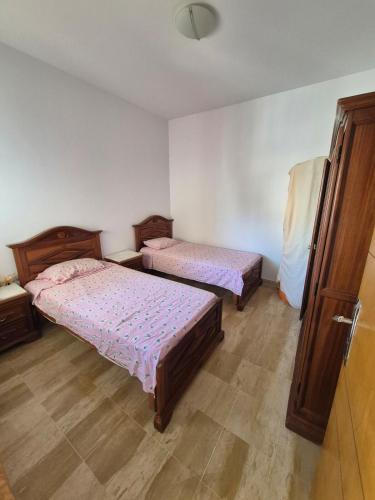 a bedroom with two beds in a room at Residence Essarh in Hiboun